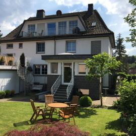Haus Mühlenberg โรงแรมในอาร์นส์แบร์ก