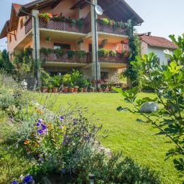 Guest House Nena Rastoke - Nature Retreat with waterfall views, hotell i Slunj
