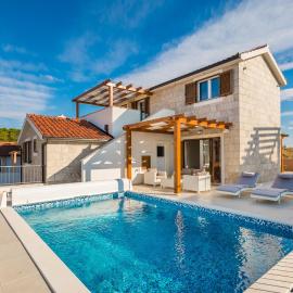 Villa Diomedes with the sea view and the pool, hotel in Rogoznica