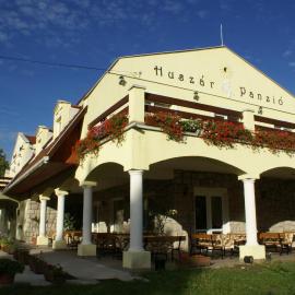 Huszár Panzió és Étterem, hotel sa Sárospatak