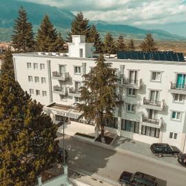 Hotel Turizem Shkelzeni، فندق في Bajram Curri
