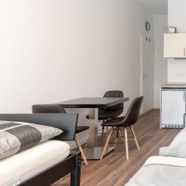 Monteurzimmer Berlin Pankow mit Dachterrasse - Nur 10 min. von der A10 - 3 Zimmer/ 7 Betten, hotel a Berlín