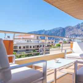 Large terrace with views on the cliffs at Balcon De Los Gigantes, hotel in Puerto de Santiago