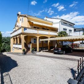 Sara Apartments Malinska, hotel in Malinska