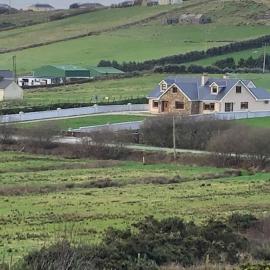 Beautiful Home on Lake Carrowmore, hotel di Belmullet