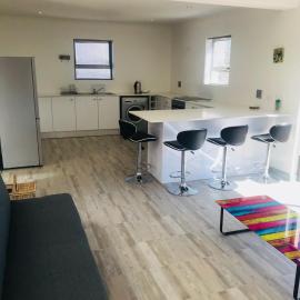 Modern secure beach house in Mykonos, hotel in Langebaan