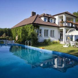 Leśny Dworek Winnica Darłowo, hotelli kohteessa Darłowo