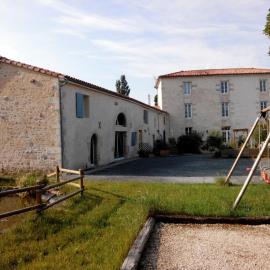 Gîte familial -- Les PALMIERS, viešbutis mieste Gémozac