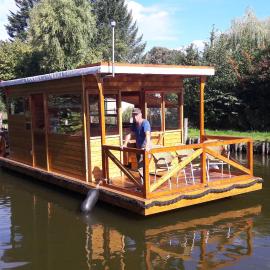 Hausboot / Floss, hotel in Canow