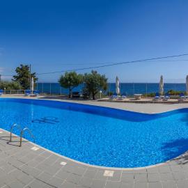 Kardamili Beach Hotel, хотел в Кардамили
