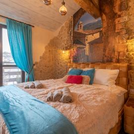 Elegant 2BDR Apartment in Mediterranean Style