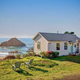 Oceanfront Elk Home Steps to Beach & Pet-Friendly，Elk的飯店