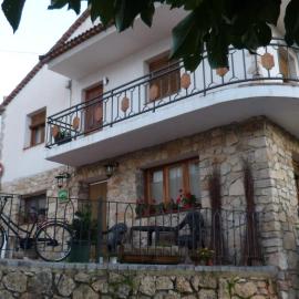 Casa Rural Castellanos โรงแรมในHuélamo