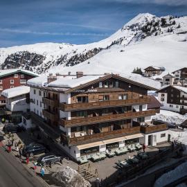 Hotel Hirlanda, hotell i Zürs am Arlberg