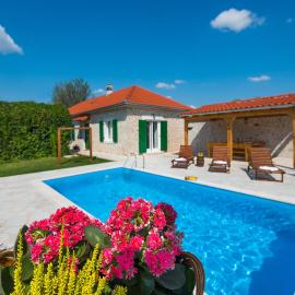 Holiday home Ana with pool national park krka, hotel in Puljane