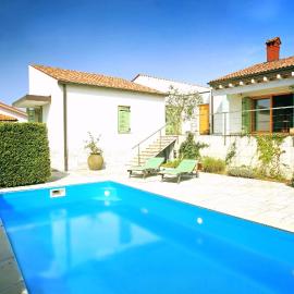 3 Bedroom Villa in Parecag with a Swimming Pool, hotel in Sečovlje