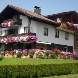 "Haus Enzian" - Annehmlichkeiten von 4-Sterne Familien-und Wellnesshotel Viktoria können mitgenutzt werden