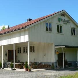 Henseid Skole, hotel a Hennseid