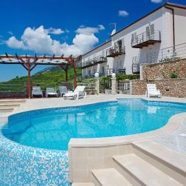Villa Lara Apartments, hotel sa Bol