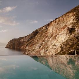 Milos Cove, hotell i Komia