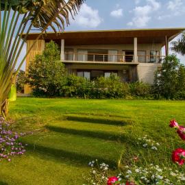 StayVista at Shubmann Villa with Pvt Pool & River View, hotel em Wada