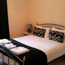 Oxford Central 2 Bed 2 Bath Modern Apt Free Parking Walk to Train , Bus and University