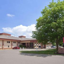 Ramada by Wyndham Saginaw Hotel & Suites, хотел в Сагъно