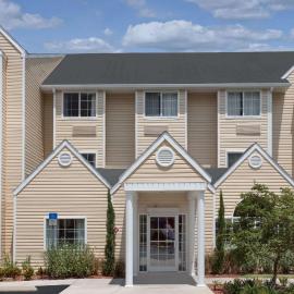 Microtel Inn & Suites Leesburg: Leesburg şehrinde bir otel