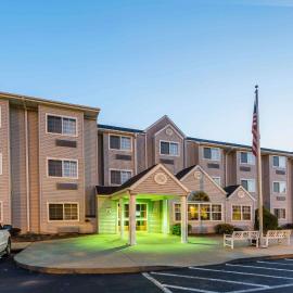 Microtel Inn & Suites by Wyndham Hillsborough, hotel sa Hillsborough