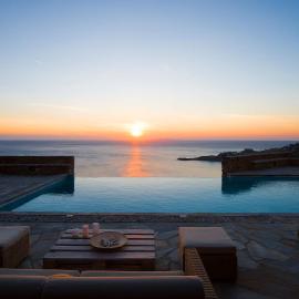 Luxury Cycladic Villa-Enjoy Infinity Pool Sunsets, hotell i Koundouros