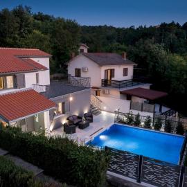 Luxury Villa Future with heated pool, Hotel in Klimno