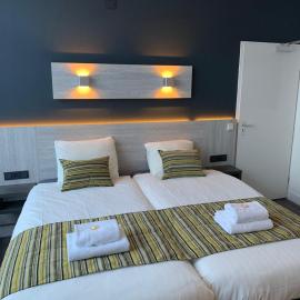 Hotel & Appartementen Royal, хотел в Sas van Gent