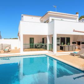 Villa LaCalma by 3VILLAS, ξενοδοχείο σε Es Mercadal