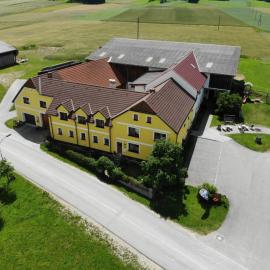 Kindererlebnis- und Biobauernhof Hipp-Bruckner, hotel in Wörnharts