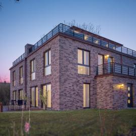 Villa Lotsenhäuser Rügen - Luxus Ferienhaus - 3 Schlafzimmer - Sauna - Dachterrasse mit Boddenblick, hotel in Breege