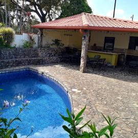 Dos Palmas Studio Apartments, hotel u gradu Alahuela