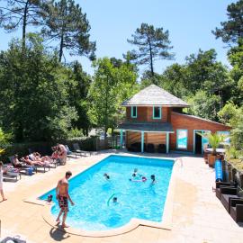 Village Nature et Océan à côté de la plage avec piscine et jacuzzi, хотел в Месанж