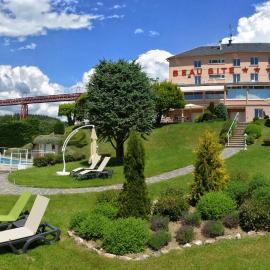 Logis Hôtel Beau Site、Loubaresseのホテル