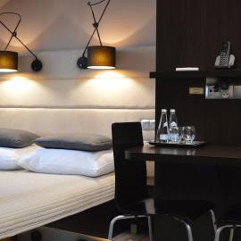 Dark Pub Hotelik, hotel en Gorlice