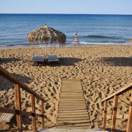 The Mini Beach Hotel, hotel v mestu Stalós