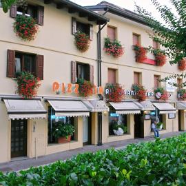 Hotel Ristorante Cigno - Camere and Aparthotel、ラティザーナのホテル