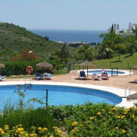 CASARES appart 2 ch dans parc tropical avec vue sur mer, montagne et piscine