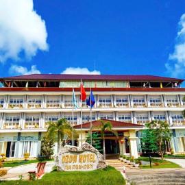 Năm Căn에 위치한 호텔 Ozon Hotel