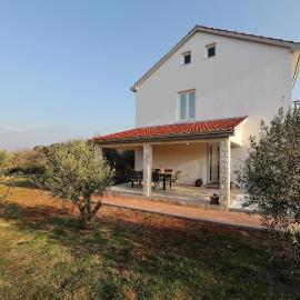Holiday Home Hrast, Hotel in Debeljak
