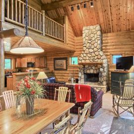 823 Mountain Cabin, hotel u gradu 'Boyne Falls'