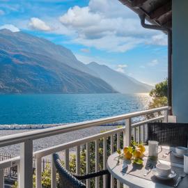 Casa Toblini al Lago on the beach, hotel u gradu 'Nago-Torbole'