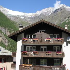 Ferienwohnungen Wallis - Randa bei Zermatt، فندق في راندا