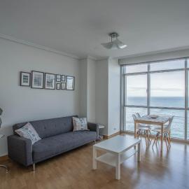 APARTAMENTO EN PRIMERA LINEA DE PLAYA RiAZOR, hotel in A Coruña