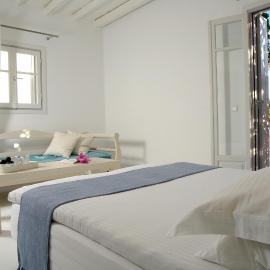 Kapetan Tasos Suites، فندق في بولونيا
