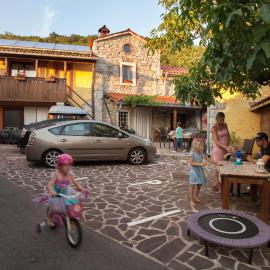 Hostel Xaxid, ξενοδοχείο σε Črni Kal